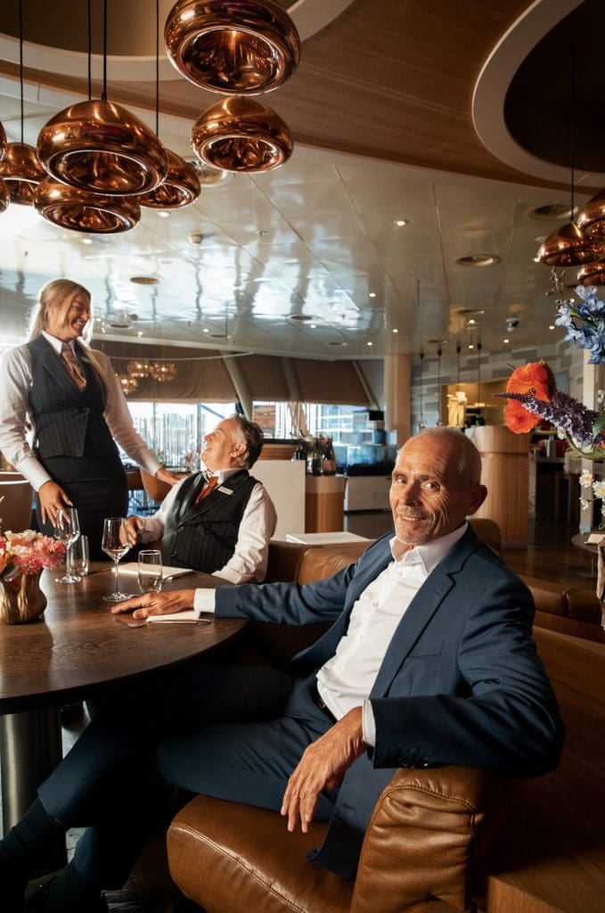 Directeur operations Noël Leise (voorgrond) met Ton van Weerlee en Nicole Duindam in het kosmopolitisch aandoende à-la-carterestaurant van Holland Casino Scheveningen.
