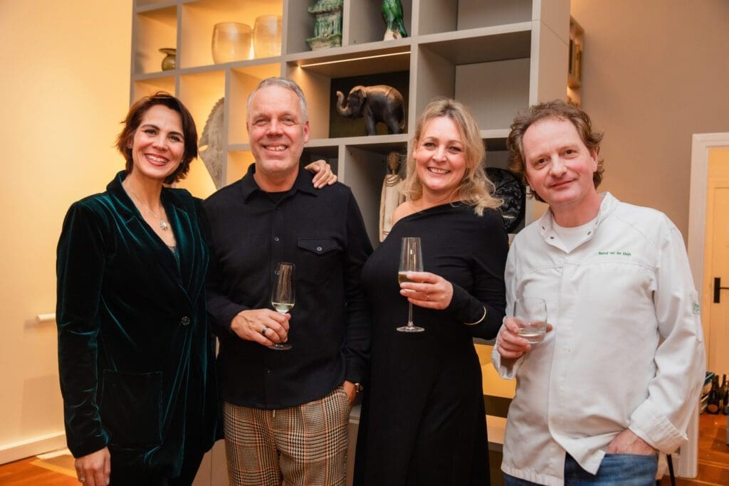 Annerieke Simeone met de eigenaren van Lema flagshipstore: Arie Alderliesten en Saskia Vrolijk. Helemaal rechts: chef-kok Marcel van der Kleijn.