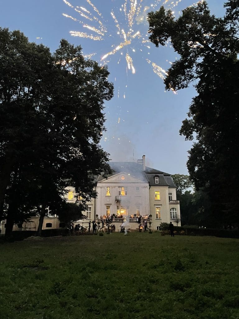 Vuurwerk luidt op de set in Borowa het jaar 1938 in. De villa is in de film het landhuis dat grootvader Joan Münninghoff voor de Tweede Wereldoorlog in Riga liet bouwen. Foto: BOIDR